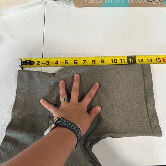 NVGTN Green Compression Seamless Workout Booty Shorts Womens Size Medium - Picture 5 of 5